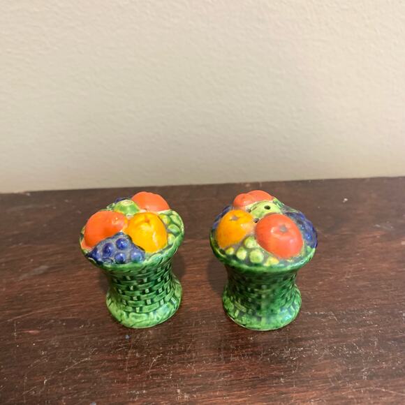 Vintage green woven basket with fruit ceramic salt & pepper shaker set - Picture 2 of 6
